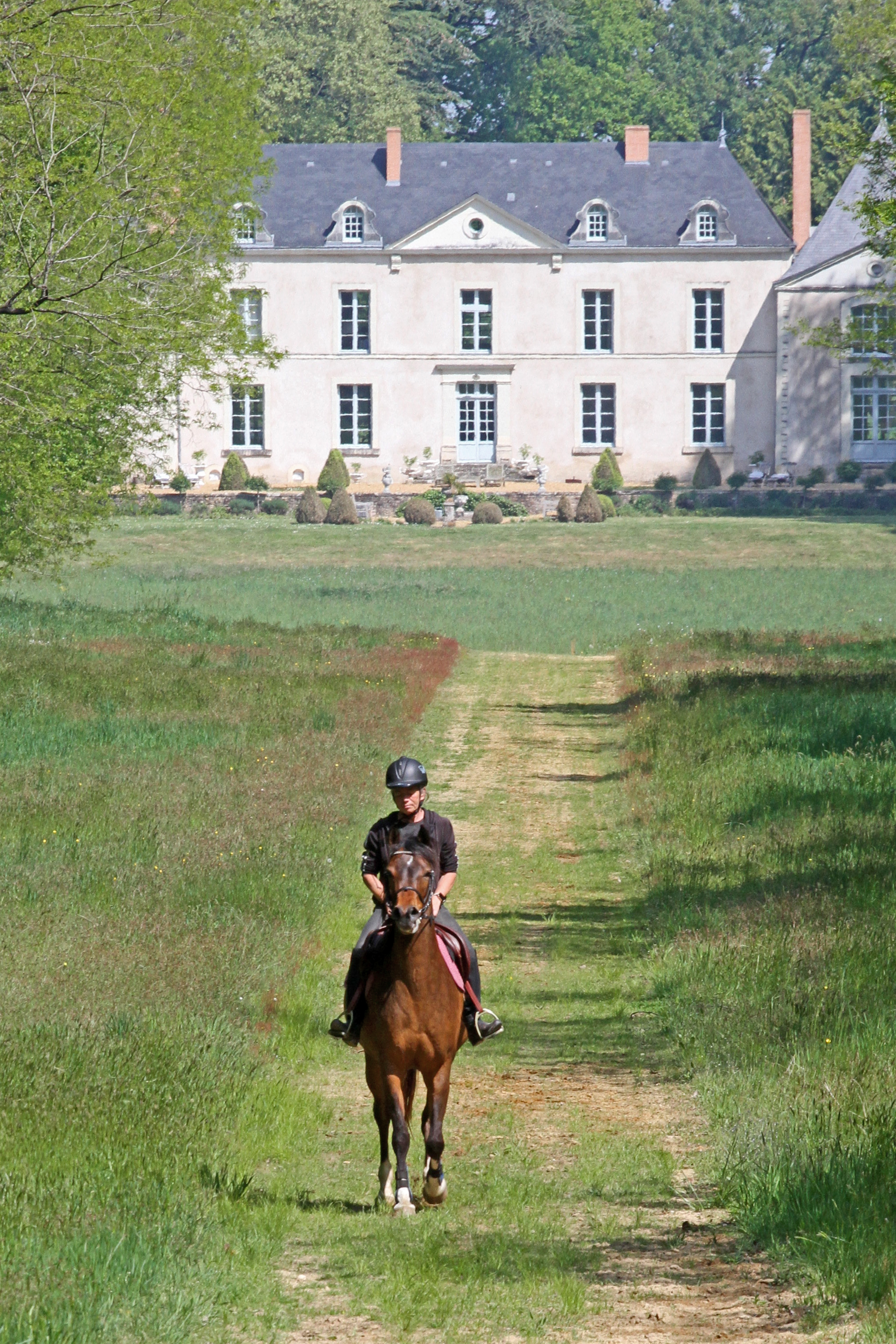 Sharlyn JJ Parys K x Shakara the mansion in the background